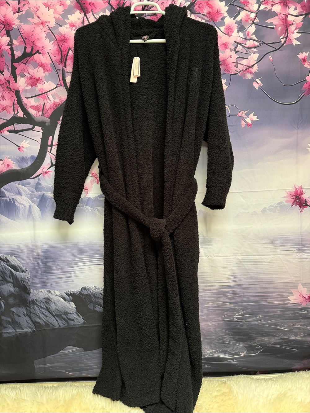 🤩NWT🫶LONG!Deep black VICTORIAS SECRET SOLD OUT Black Hooded Fuzzy robe w/Belt! - Picture 4 of 9